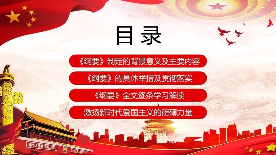 雪夜车陷路边深沟 仨青年帮忙拖车